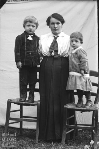 Val Brembana. Ritratto di donna con due bambini