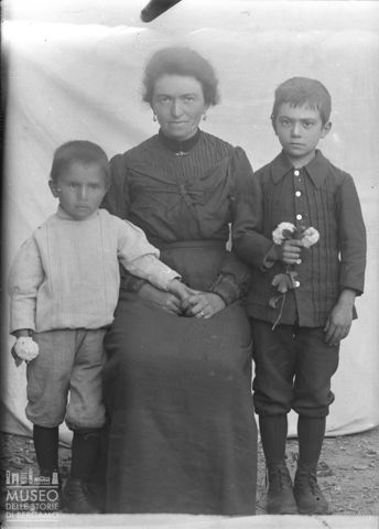 Val Brembana. Ritratto di donna con due bambini