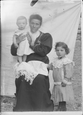 Val Brembana. Ritratto di donna con due bambini