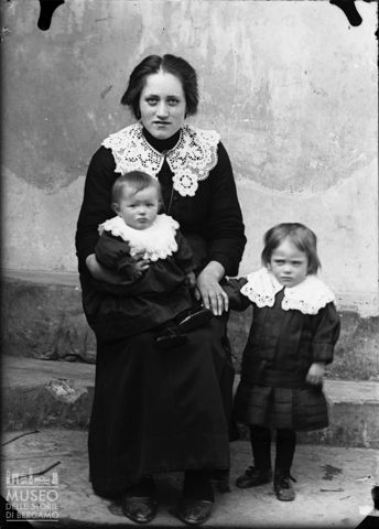 Piazza Brembana. Ritratto di donna con bambini