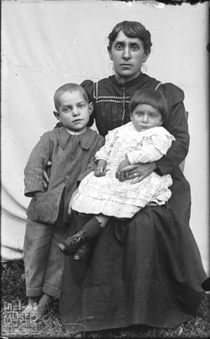 Val Brembana. Ritratto di donna con bambini