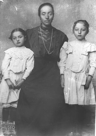 Lenna. Ritratto di donna con bambine