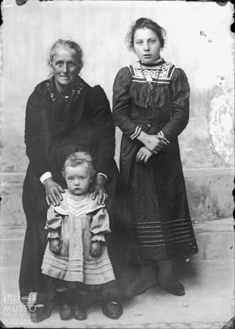 Piazza Brembana. Ritratto di donna con bambini