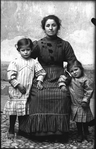Piazza Brembana. Ritratto di donna con bambini
