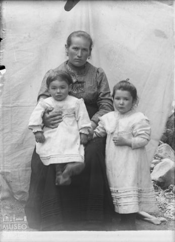 Val Brembana. Ritratto di donna con bambini