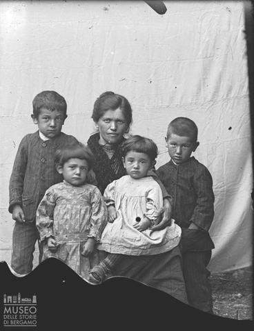 Val Brembana. Ritratto di donna con bambini