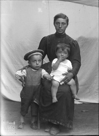 Val Brembana. Ritratto di donna con bambini