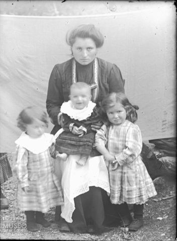 Val Brembana. Ritratto di donna con bambini