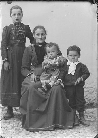 Val Brembana. Ritratto di donna con bambini