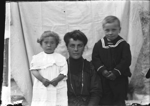 Val Brembana. Ritratto di donna con bambini
