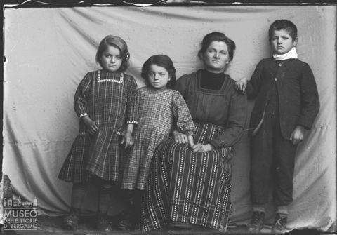 Val Brembana. Ritratto di donna con bambini