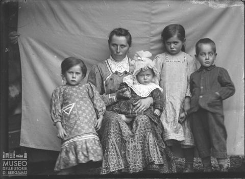 Val Brembana. Ritratto di donna con bambini