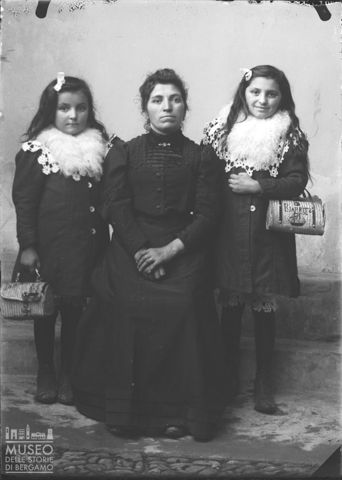 Piazza Brembana. Ritratto di donna con bambini