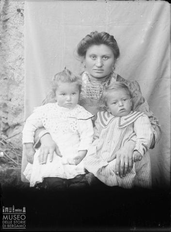 Val Brembana. Ritratto di donna con bambini