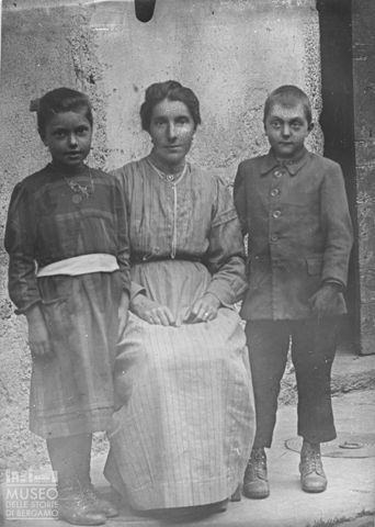 Cassiglio. Ritratto di donna con bambini