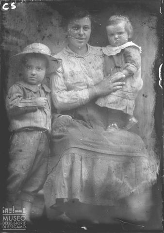 Cassiglio. Ritratto di donna con bambini