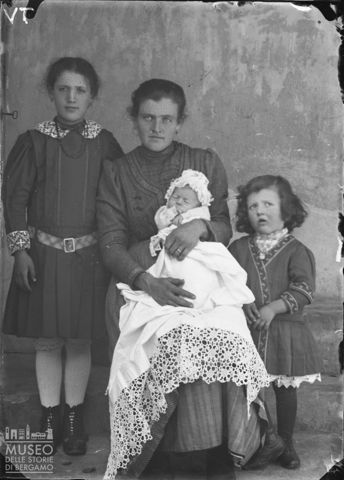 Valtorta. Ritratto di donna con bambini