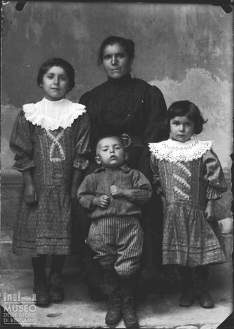 Piazza Brembana. Ritratto di donna con bambini