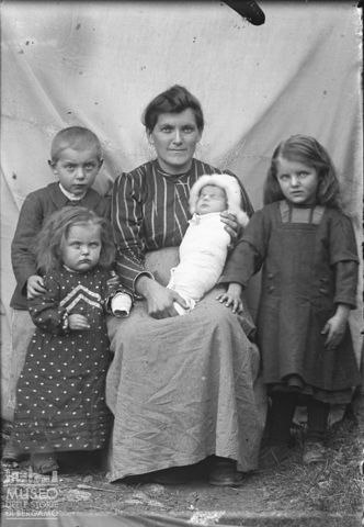Val Brembana. Ritratto di donna con bambini