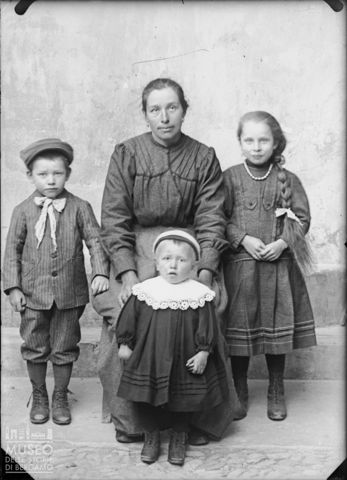 Piazza Brembana. Ritratto di donna con bambini