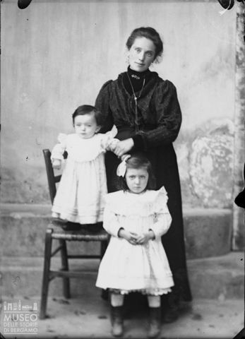 Piazza Brembana. Ritratto di donna con bambini
