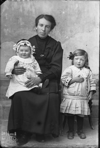 Piazza Brembana. Ritratto di donna con bambini