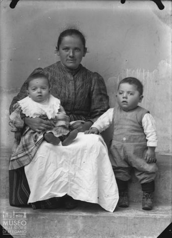 Piazza Brembana. Ritratto di donna con bambini