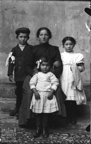 Piazza Brembana. Ritratto di donna con bambini