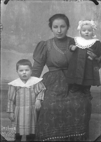 Piazza Brembana. Ritratto di donna con bambini