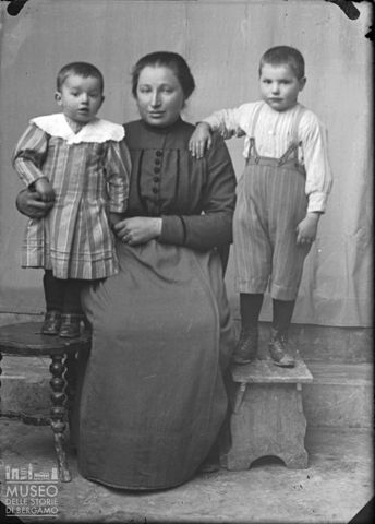 Piazza Brembana. Ritratto di donna con bambini