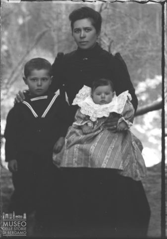Val Brembana. Ritratto di donna con bambini