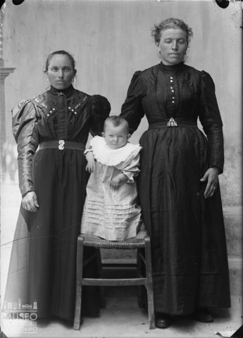 Piazza Brembana. Ritratto di donne con bambino