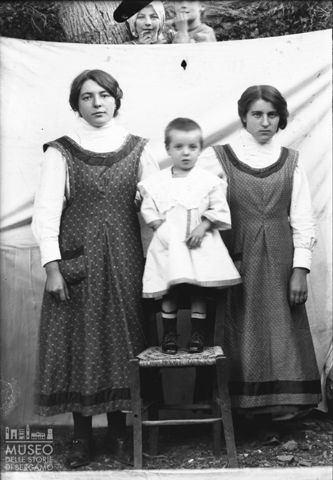 Val Brembana. Ritratto di ragazze con bambina