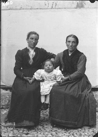 Moio de' Calvi. Ritratto di donne con bambina