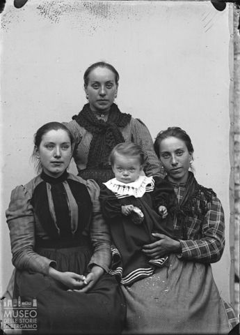 Piazza Brembana. Ritratto di donne e bambino