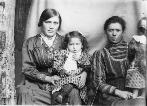 Val Brembana. Ritratto di donne con bambine