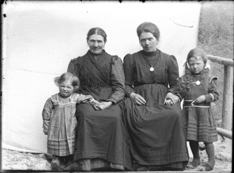 Val Brembana. Ritratto di donne con bambine