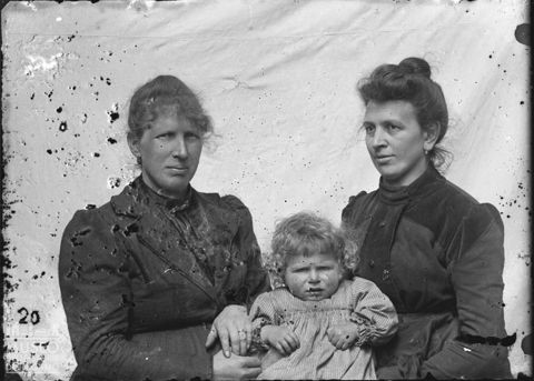 Val Brembana. Ritratto di donne con bambino