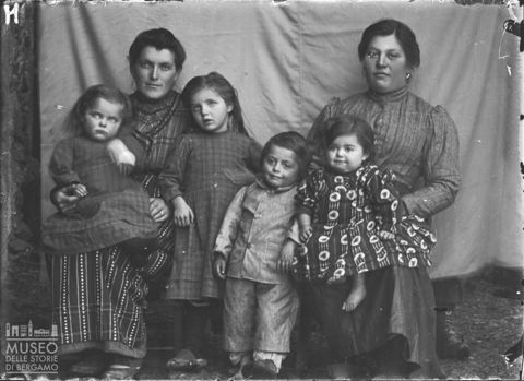 Moio de' Calvi. Ritratto di donne con bambini