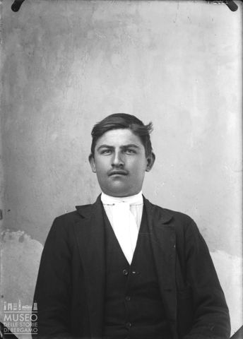 Piazza Brembana. Ritratto di giovane uomo