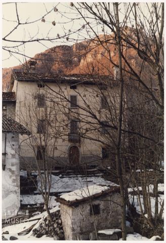Casa di montagna con neve