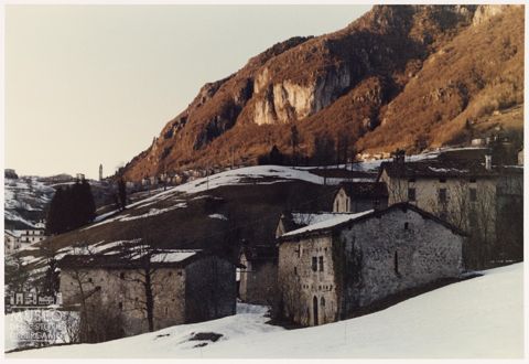 Centro abitato con neve
