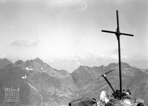 Croce di vetta e piccozza