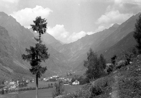 Panorama della valle con frazione di Bondione
