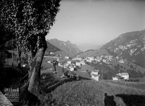 Oltre il colle, panorama con signora