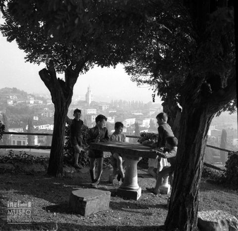 Gruppo di bambini presso un belvedere