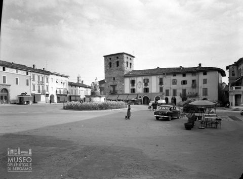 Trescore, panoramica di Piazza Cavour