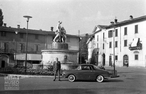 Uomo in posa in piazza Cavour