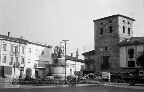Vetture in piazza Cavour