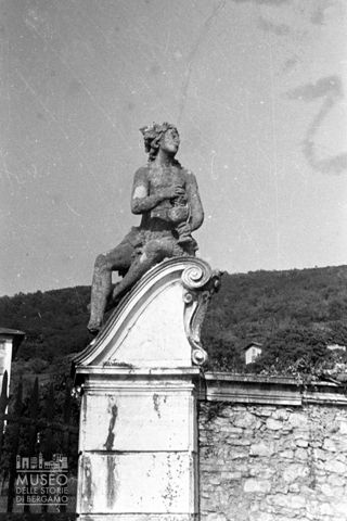 Villa Terzi al Cantòn, statua di Bacco